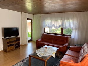 Ferienwohnung mit 80qm, 2 Schlafzimmer (davon 1 mit Etagenbett), max. 4 Personen-Wohnzimmer