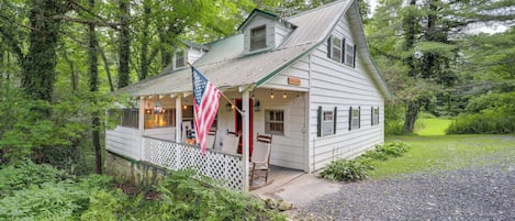 Linville Falls Vacation Rental | 3BR | 2BA | 1,100 Sq Ft | 2-Story Cottage