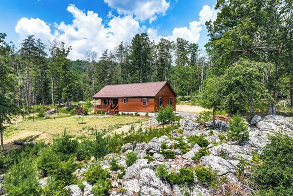 Wardensville Vacation Rental | 2BR | 2BA | 1,020 Sq Ft | Stairs Required
