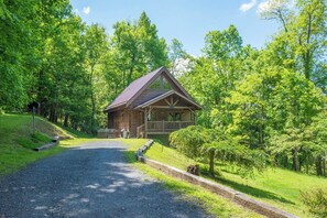 Downtown Cabin, so close to downtown West Jefferson you can almost walk!