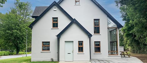 Old Court House Holiday Home, Pretty Lakeside Self Catering Holiday Accommodation Available Near Terryglass & Lough Derg in County Tipperary | Read More & Book Online Today