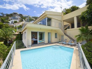 Water, Cloud, Plant, Sky, Property, Swimming Pool, Building, Azure, Window, Tree