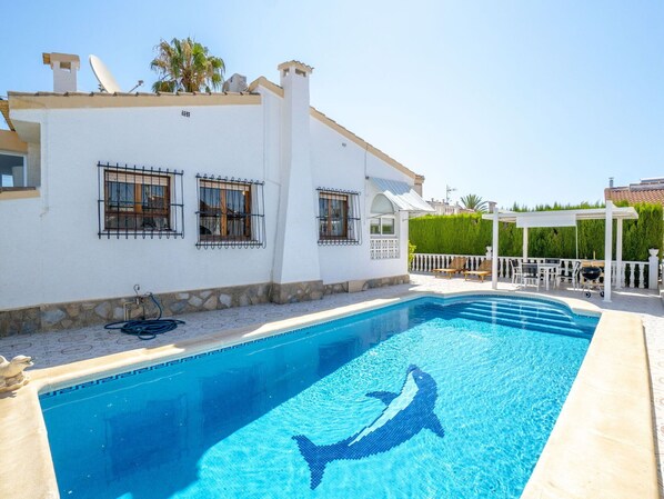 L'Eau, Propriété, Ciel, Plante, Bâtiment, Piscine, Fenêtre, Bleu Azur, Maison, Mobilier De Jardin