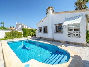 L'Eau, Ciel, Propriété, Bâtiment, Plante, Bleu, Fenêtre, Piscine, Ombre, Maison