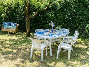 Table, Plante, Meubles, Tableau De Plein Air, Mobilier De Jardin, Arbre, Chaise, Herbe, Loisir, Paysage Naturel