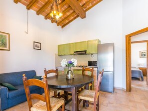Tabelle, Möbel, Bilderrahmen, Holz, Stuhl, Interior Design, Fussboden, Wohnzimmer, Grundeigentum, Hartholz