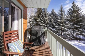 Sit on the balcony and soak up the sun!