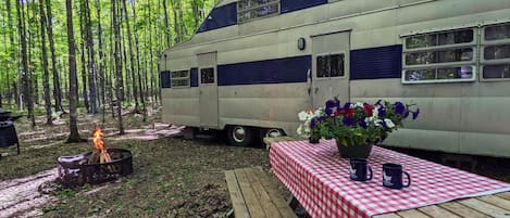 Lighthouse Vintage Camper