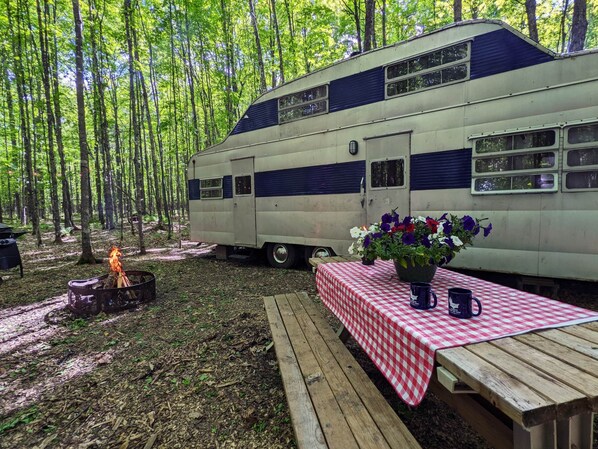 Lighthouse Vintage Camper