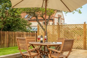 4 Malthouse Cottages, Thornham: Garden with patio area and plenty of shade