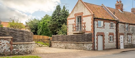 4 Malthouse Cottages, Thornham: Front elevation