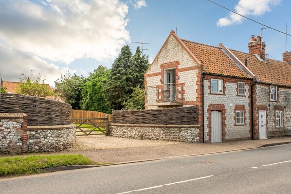 4 Malthouse Cottages, Thornham: Front elevation