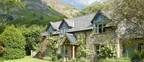 Fron Cottage sits proudly within the Tanat Valley and enjoys stunning views