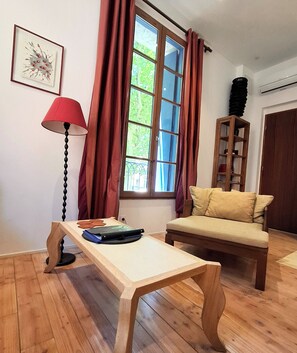 La Maison Verte Sète Suite Conceptuel salon canapé fauteuil étagère lampes wifi