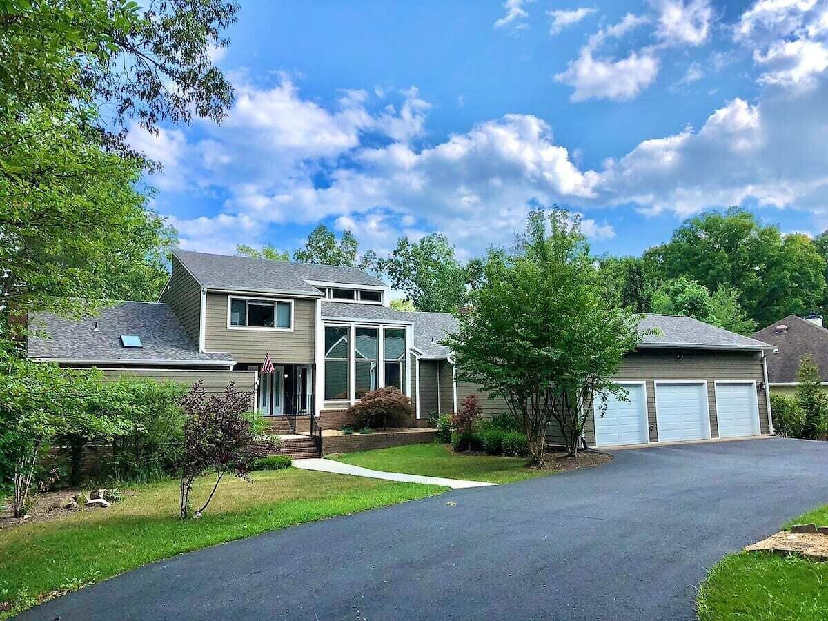 Beautiful, spacious, lakefront home large lot, firepit, hot tub, and more