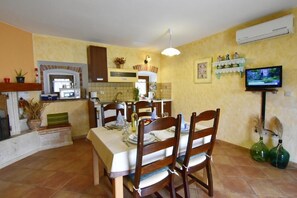 Le salon avec table à manger et cuisine.