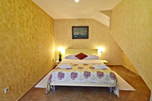 Das Schlafzimmer mit Doppelbett, zwei Nachttische mit Nachttischlampen.