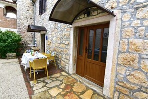 Die Terrasse und der Eingang zur Wohnung.