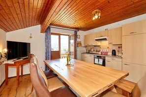 Ferienwohnung 191 qm, 2-8 Pesonen, 4 Schlafzimmer, Wohnzimmer, Küche, Terrasse-Küche mit großem Esstisch und TV