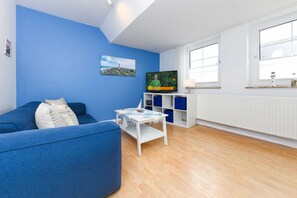 Wohnzimmer mit integriertem Küchenbereich