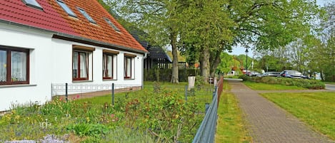 schöne Ferienwohnung mit Terrasse am Bodden in Ralswiek