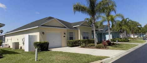 Quiet neighborhood grocery store and restaurants 3 minutes away 1mile