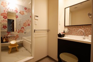 A bus with a cherry blossom pattern named after the room named Sakura. We are fully equipped with shampoo, body soap and conditioner.