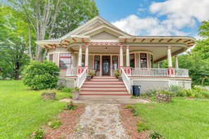 "Building","Yard","Outdoors","Nature","Porch"