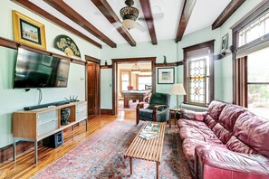 Furniture, Living Room, Room, Indoors, Couch