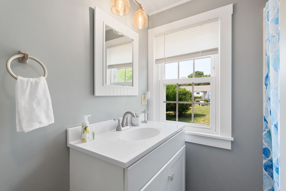 Bright 3 bedroom Cape cottage