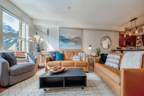 Comfy Living Area to enjoy an apres ski snack