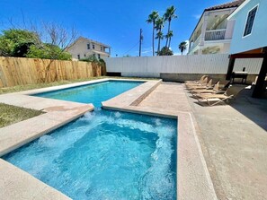Amazing Private Heated Large Pool & Hot Tub