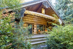 Old growth stunning cabin - Florencia Bay