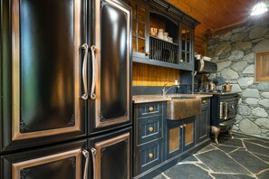 Beautifully equipped kitchen