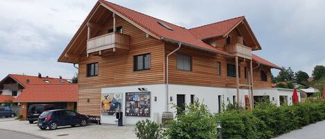 neue Ferienwohnung Zugspitzblick im DG mit Südbalkon Holzständerbauweise