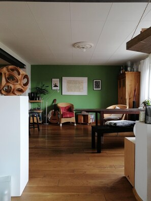 Blick vom Wohnzimmer ins Esszimmer