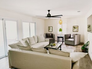 Living Room with convertible sofas and smart TV
