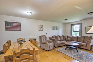 Living Room | Ceiling Fans | Towels & Linens Provided