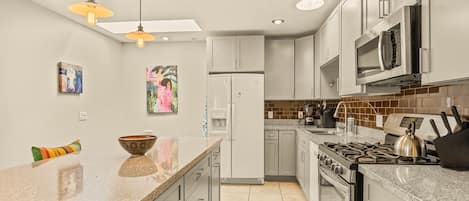 Full kitchen, granite countertops, beautiful light