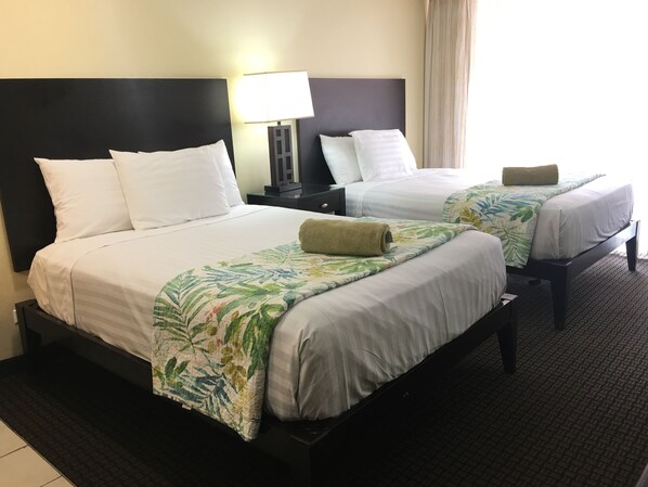 Sleeps 4 Guests in Waikiki w/Pool 3 mins to Beach