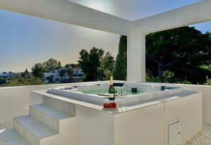 Outdoor spa tub