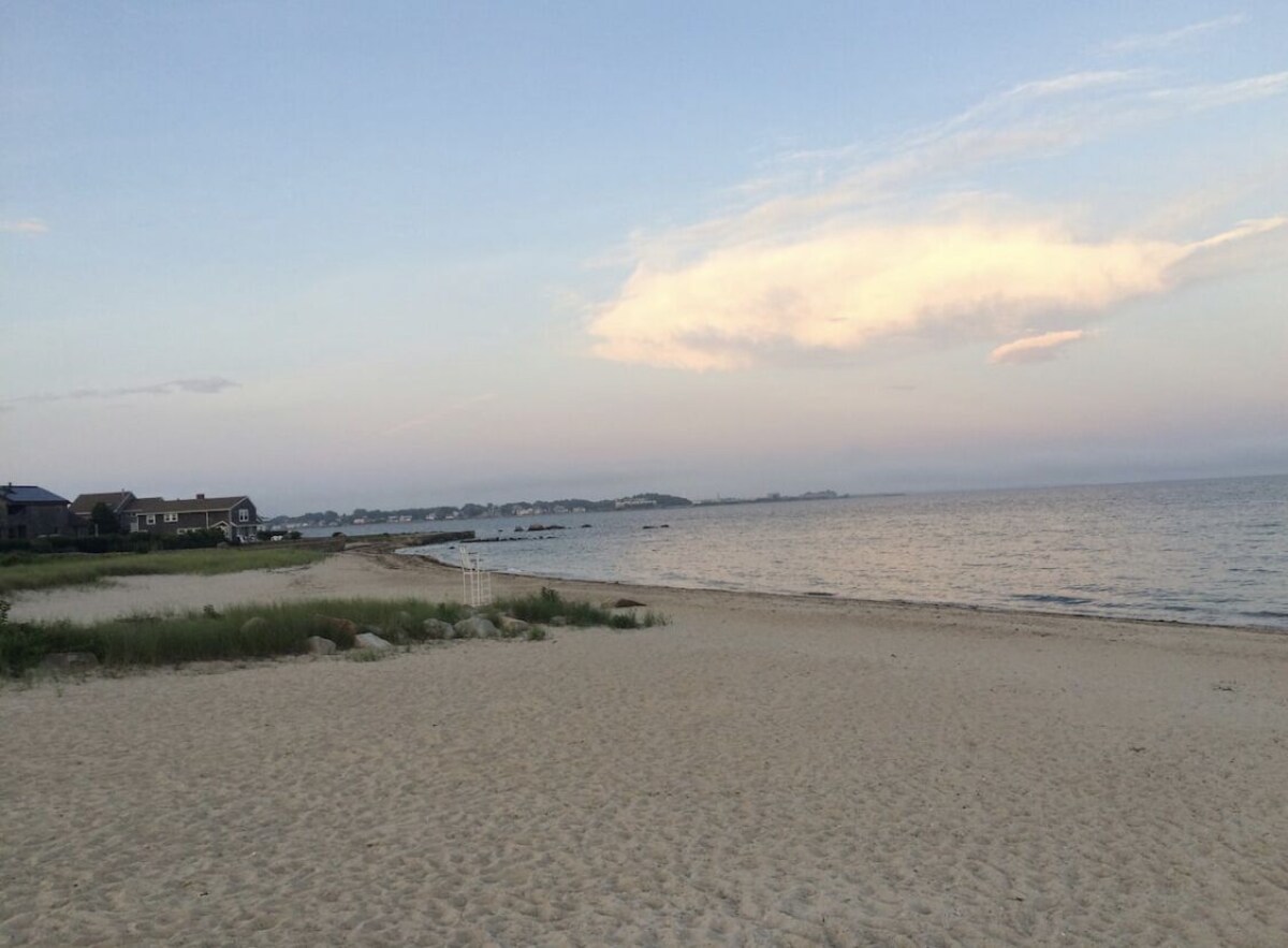 2-bedroom house with private entrance, minutes walking distance from the beach