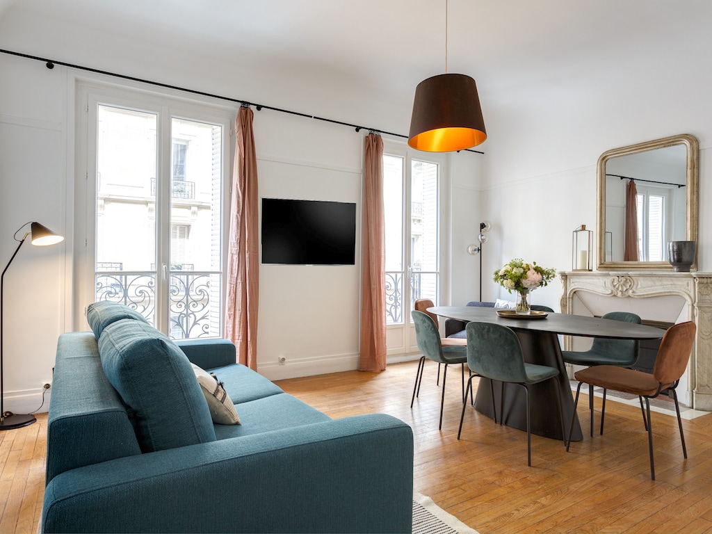 Appartement De Deux Chambres Avec Balcon Près Du Parc Monceau ...