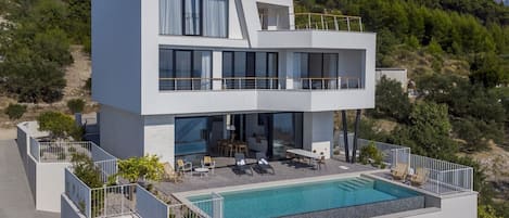 View of the Croatia luxury holiday villa for family holidays with private pool and outdoor terrace with sunbeds Brela 2 in Brela