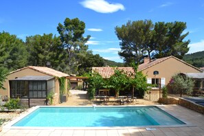 Vue sur piscine, poolhouse, chambre La Calanque et maison principale