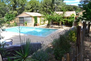 Vue sur piscine et chambre La Calanque