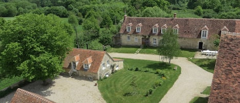 petit gîte +grand gîte + au premier plan à droite: salle d'activités