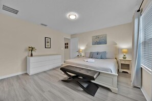2nd Floor Master Bedroom (King Size Bed)