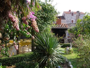 jardin et barbecue