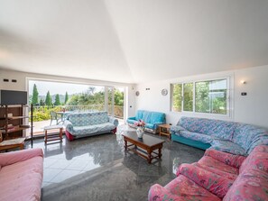 Möbel, Interior Design, Flooring, Couch, Decke, Fussboden, Zimmer, Wohnzimmer, Stuhl